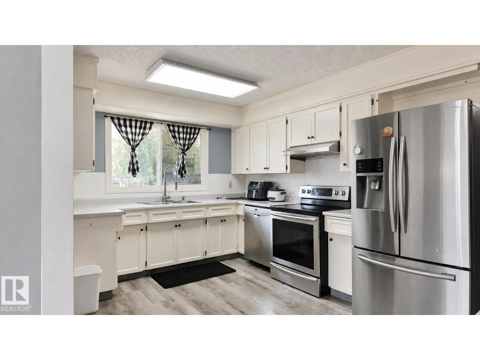 16608 109 ST NW