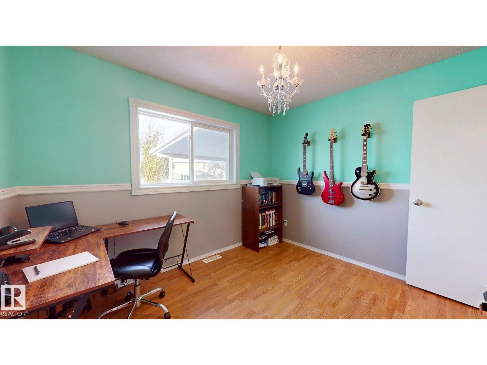 4013 Mackenzie AV