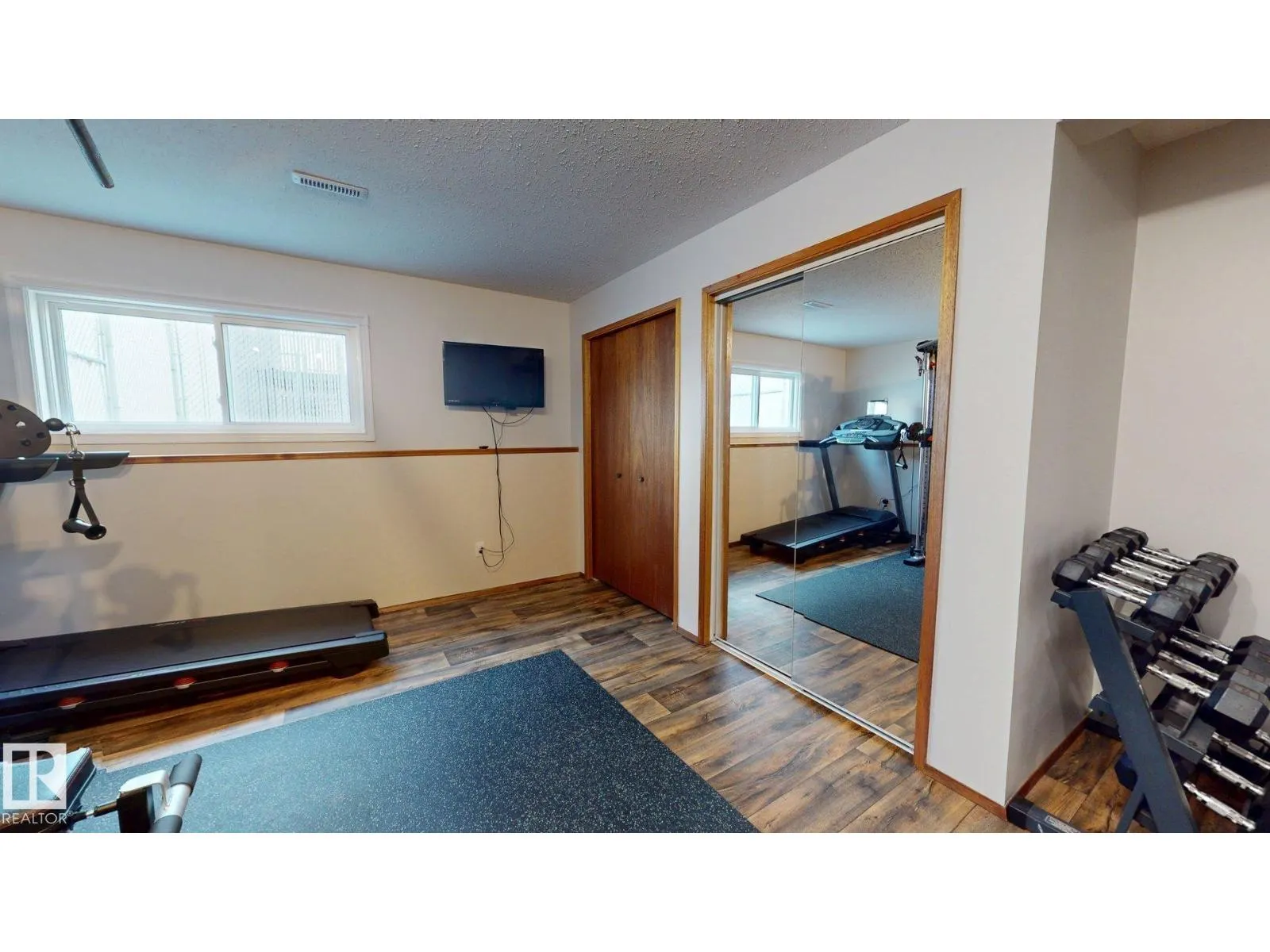 4013 Mackenzie AV