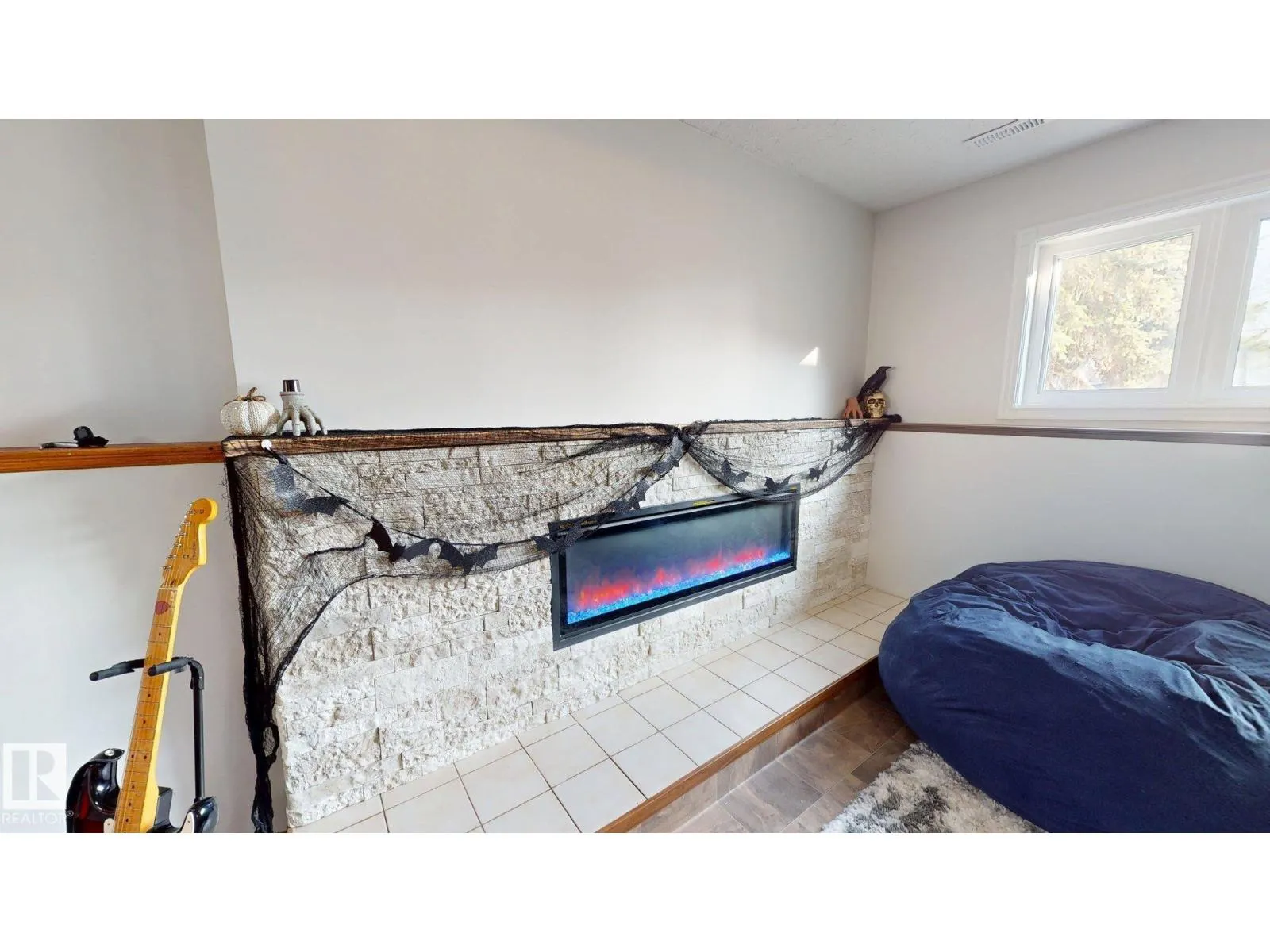 4013 Mackenzie AV