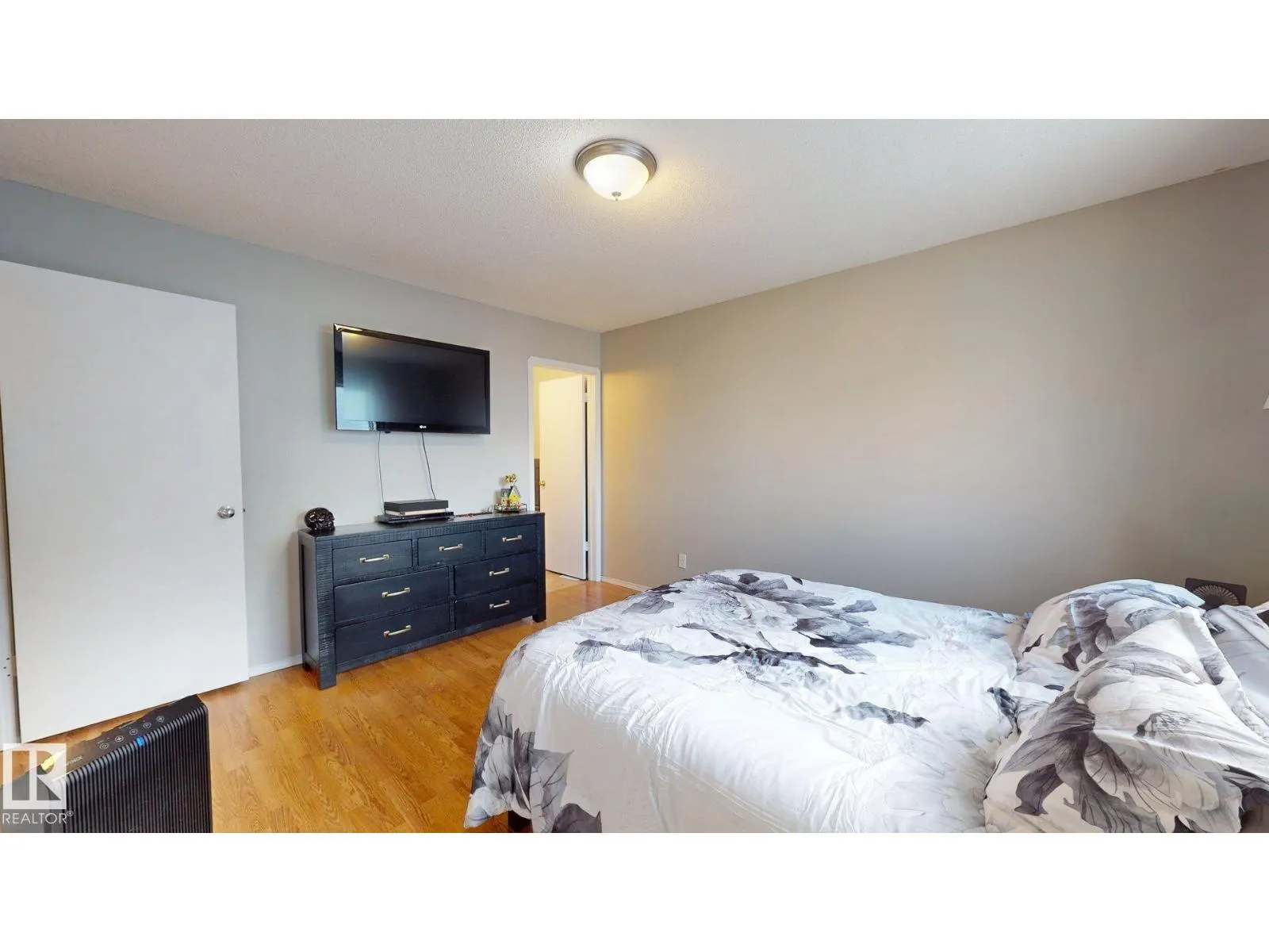 4013 Mackenzie AV