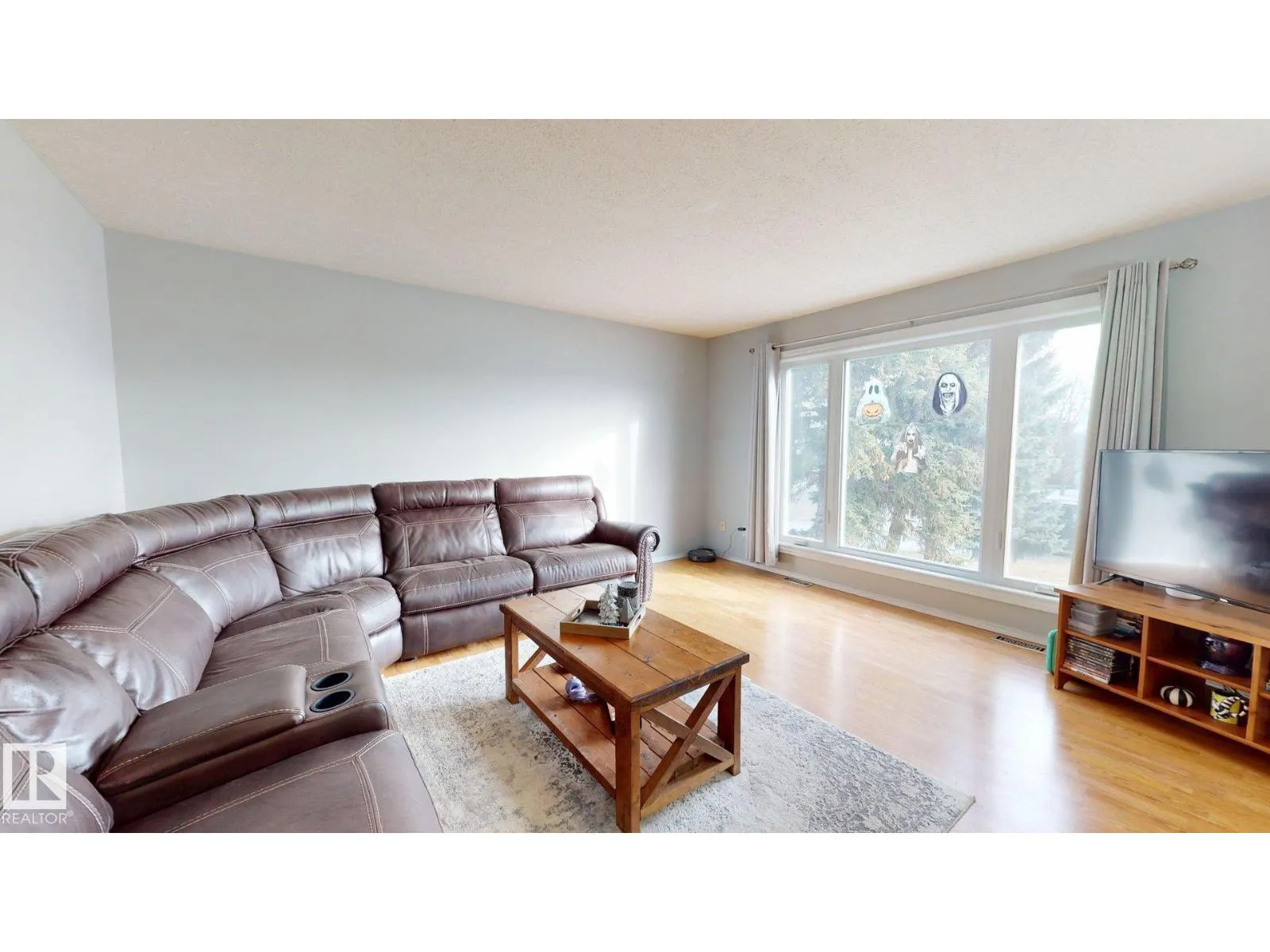 4013 Mackenzie AV