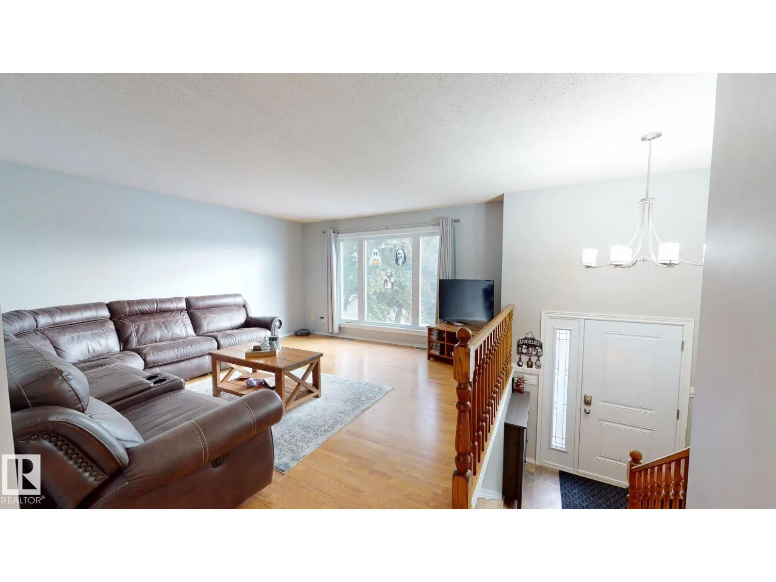 4013 Mackenzie AV