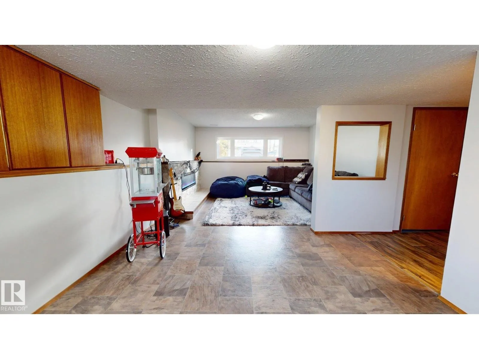 4013 Mackenzie AV
