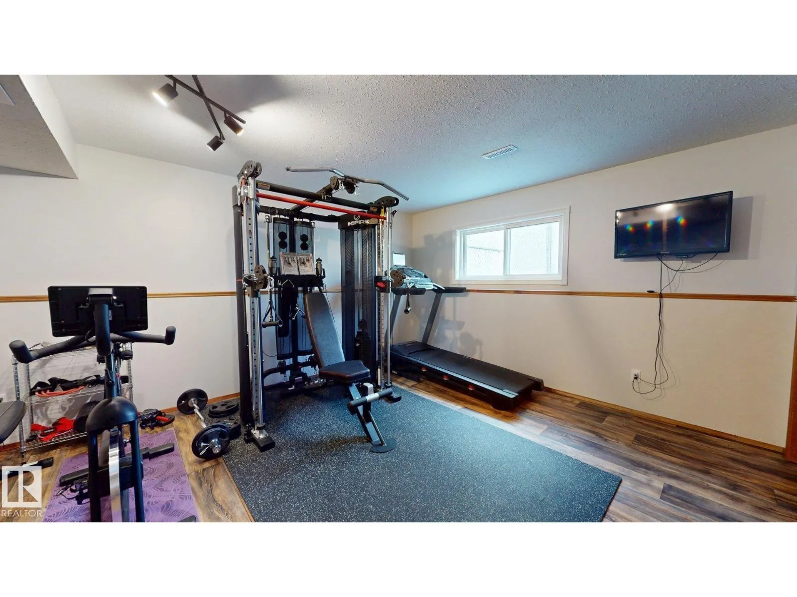 4013 Mackenzie AV