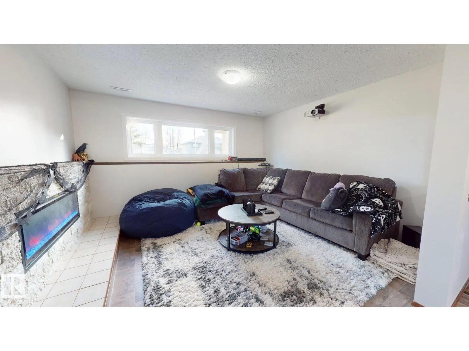 4013 Mackenzie AV