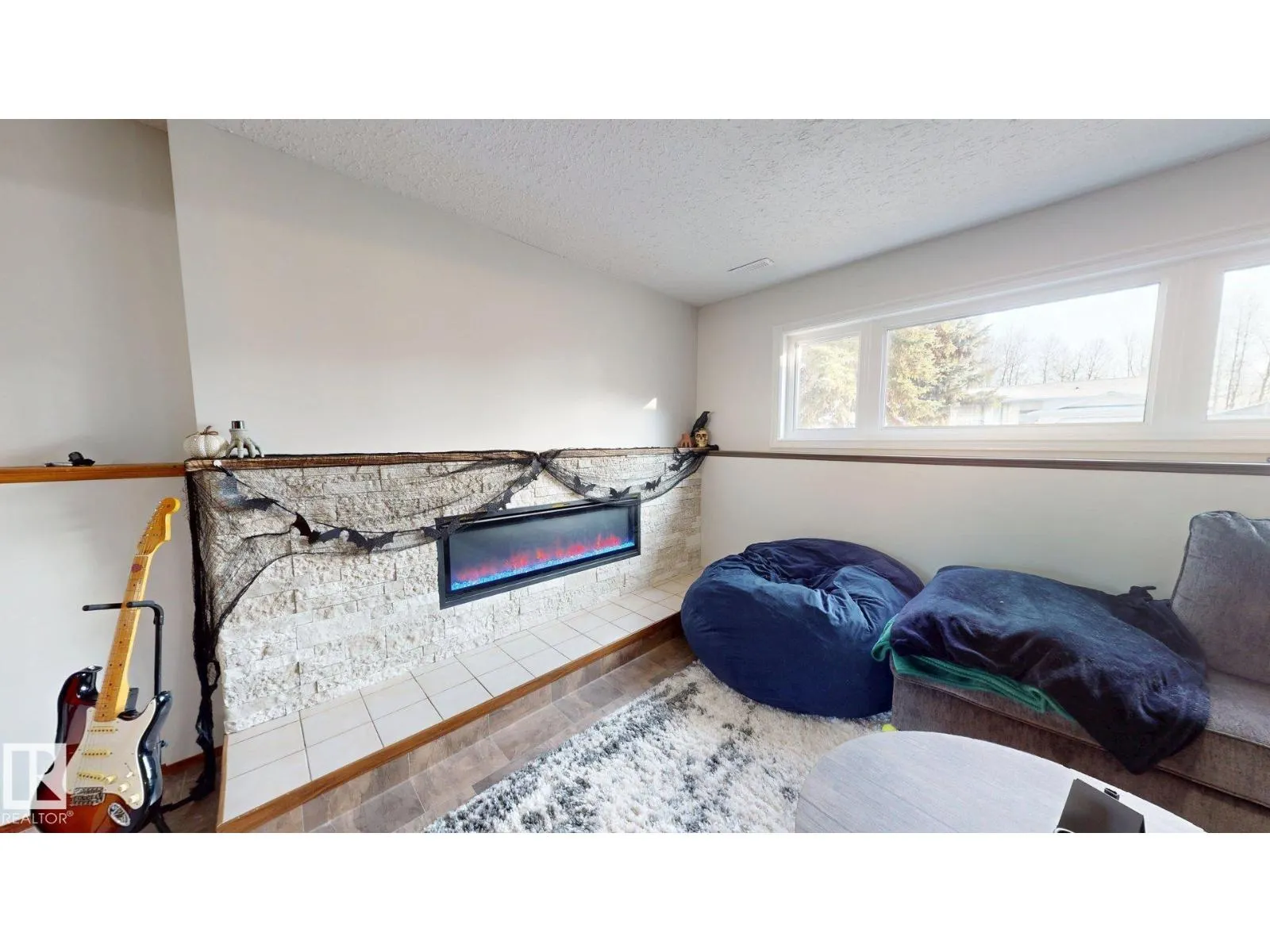 4013 Mackenzie AV