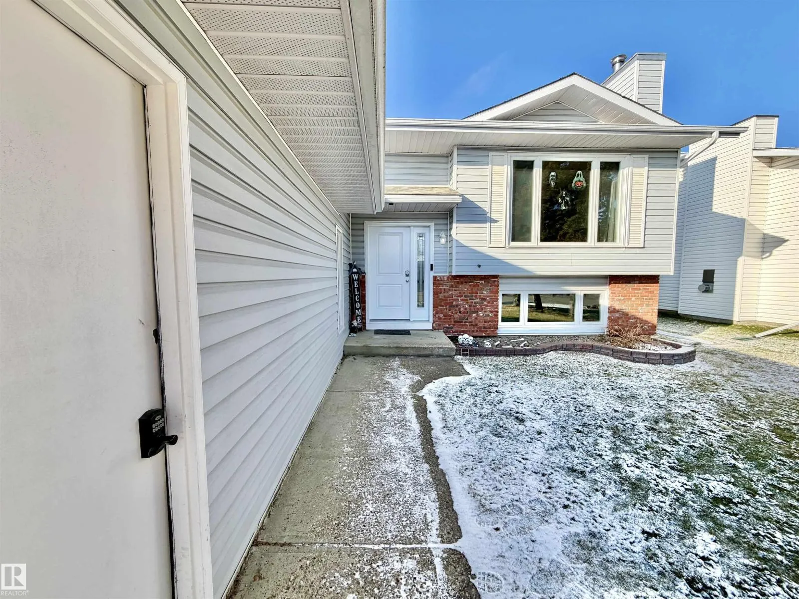 4013 Mackenzie AV