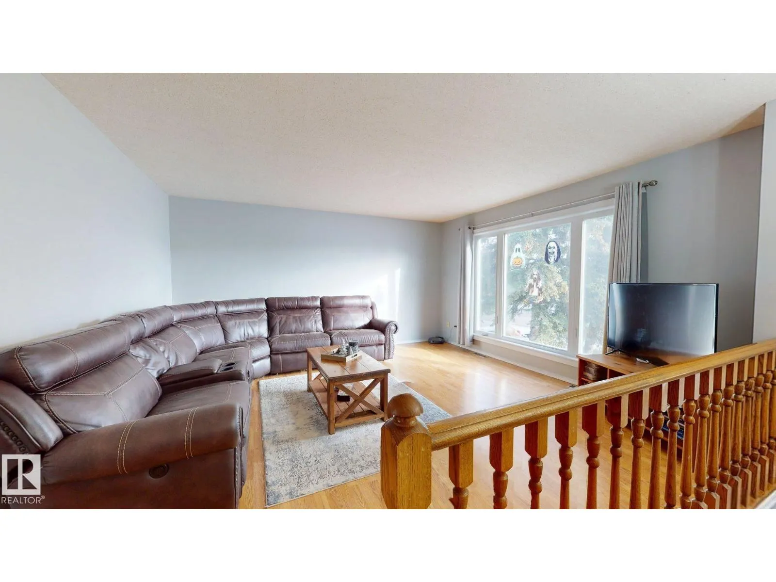 4013 Mackenzie AV