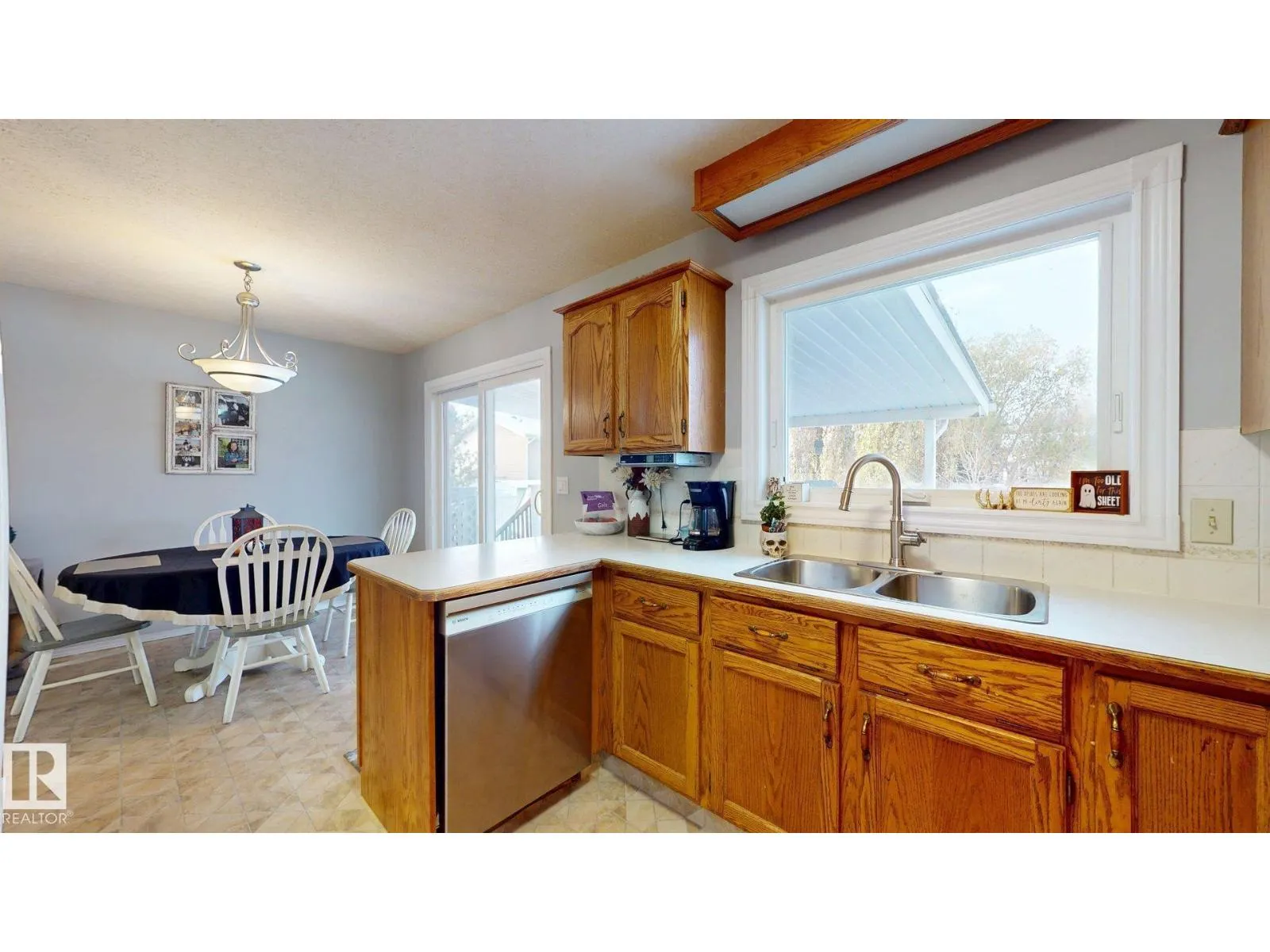 4013 Mackenzie AV