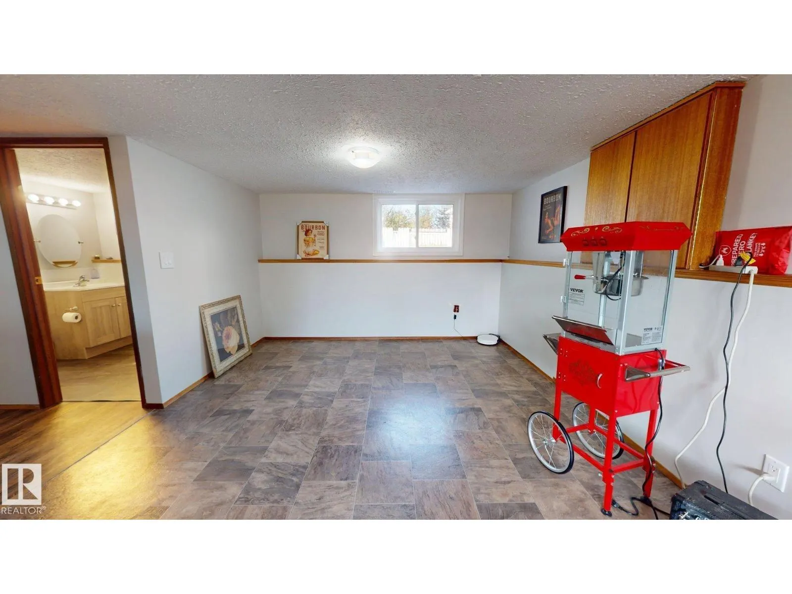 4013 Mackenzie AV
