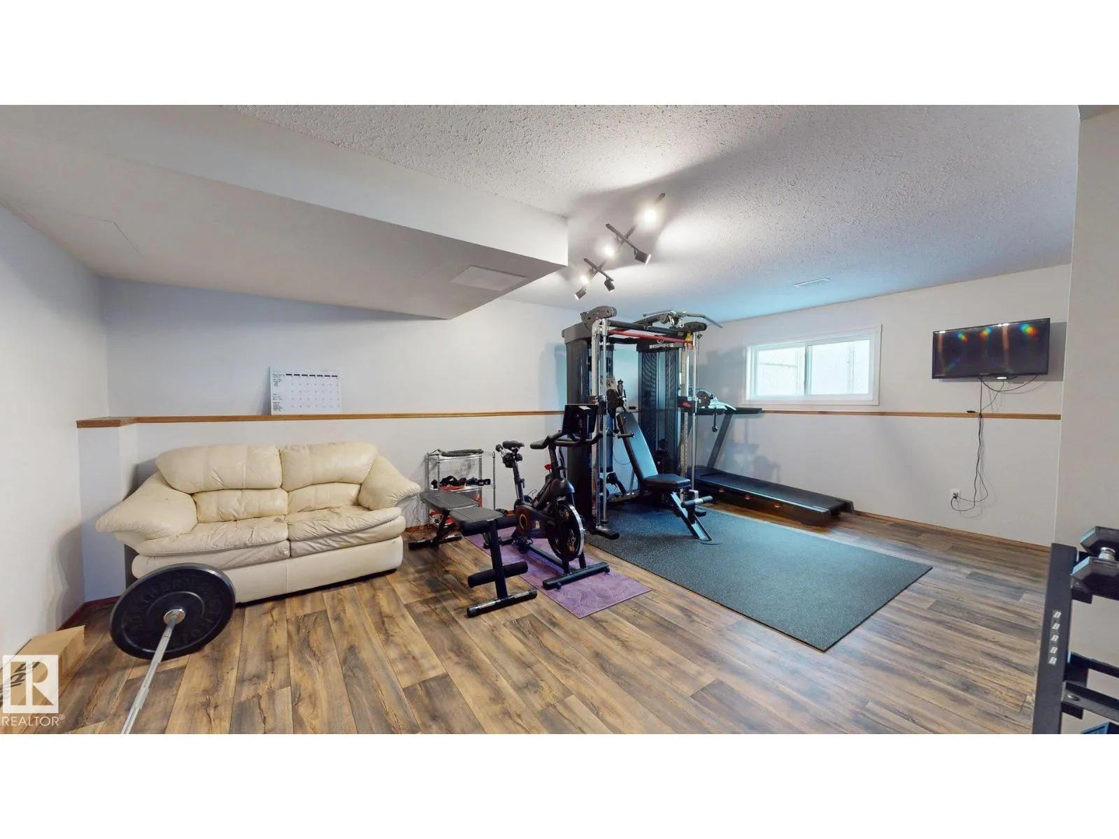4013 Mackenzie AV
