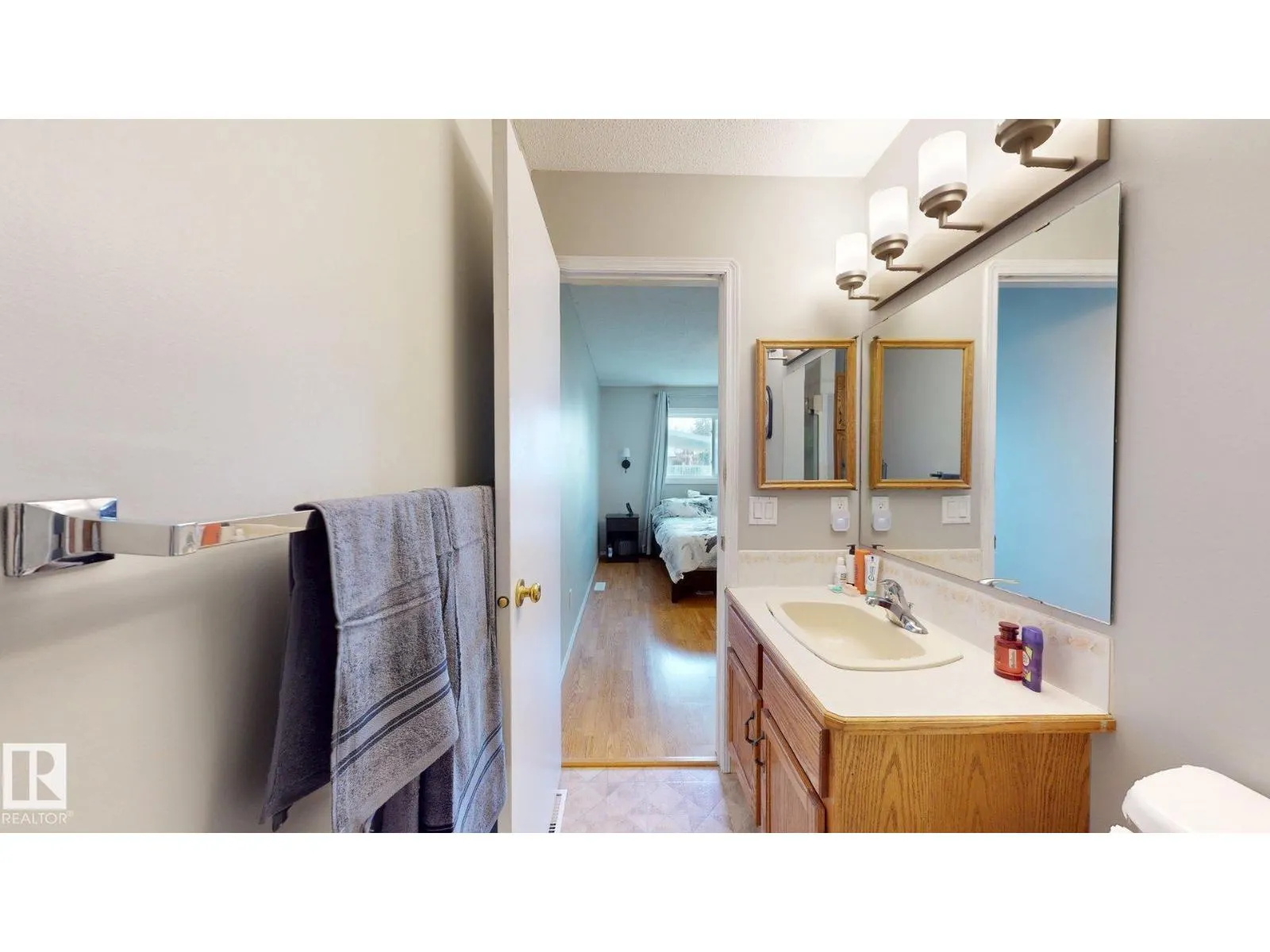 4013 Mackenzie AV
