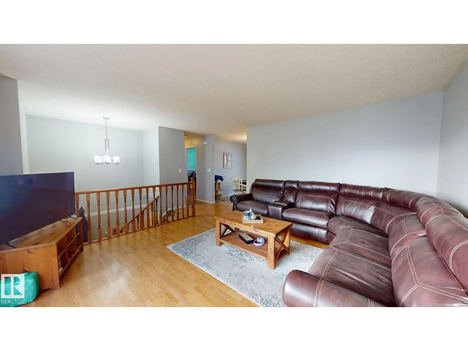 4013 Mackenzie AV
