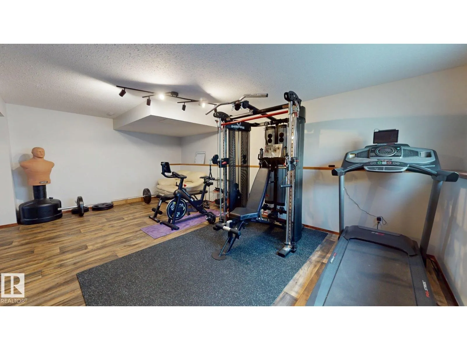 4013 Mackenzie AV
