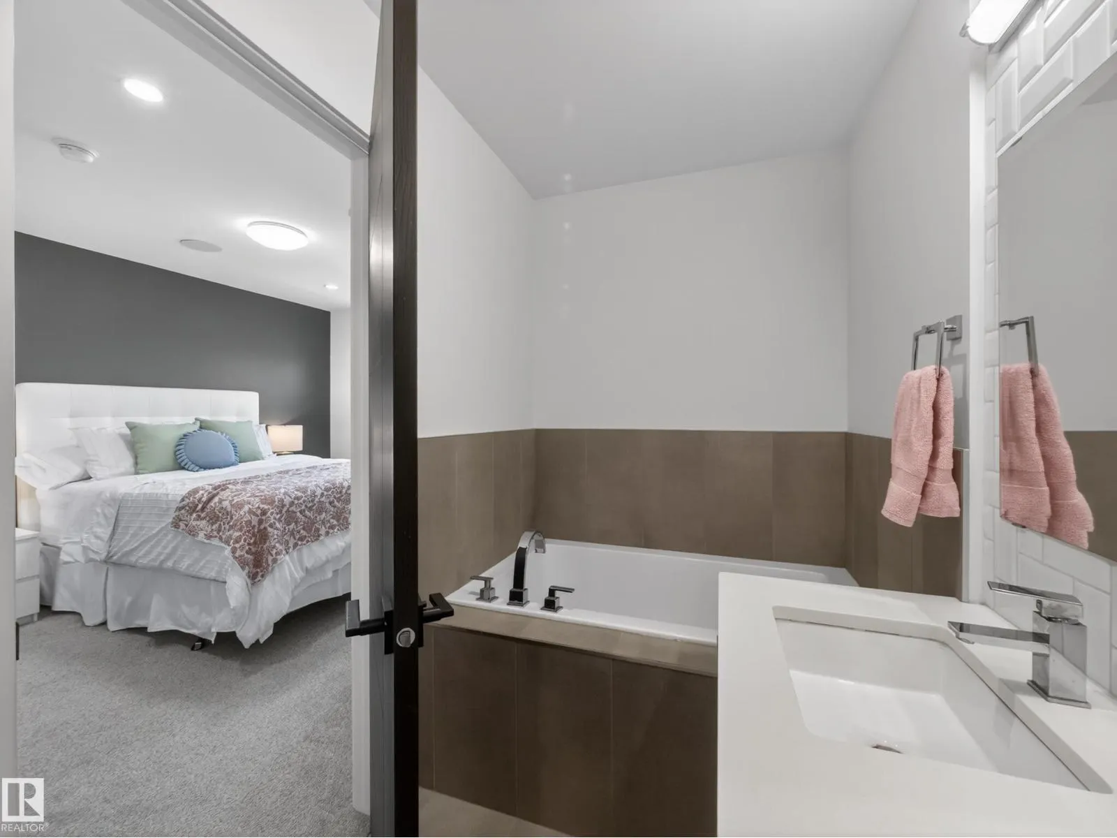 10449 143 ST NW