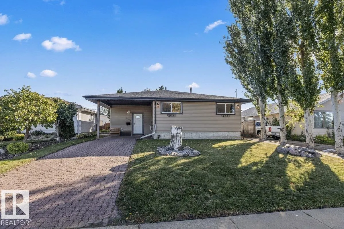 8907 136 AV NW