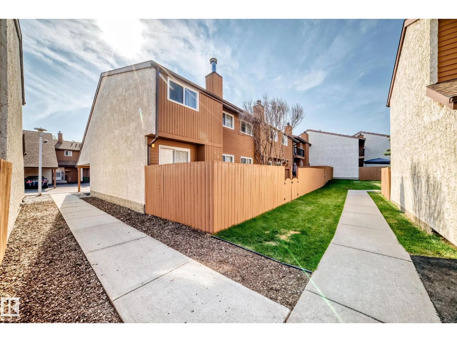 18611 66 AV NW