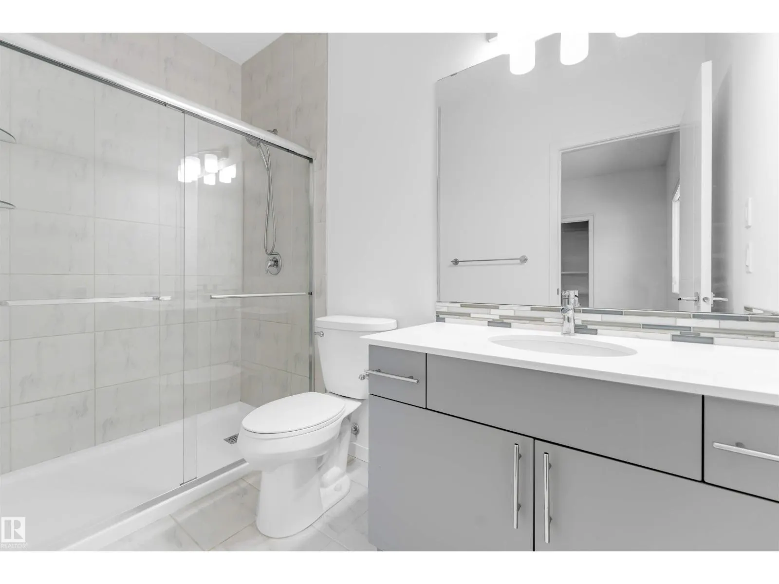 2512 13 AV NW