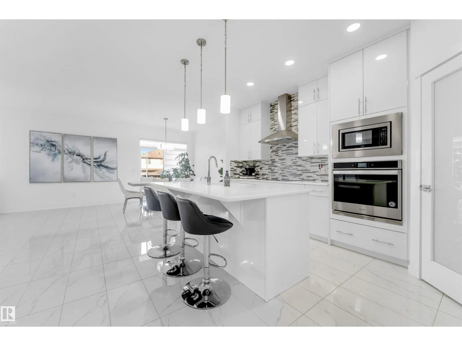 2512 13 AV NW