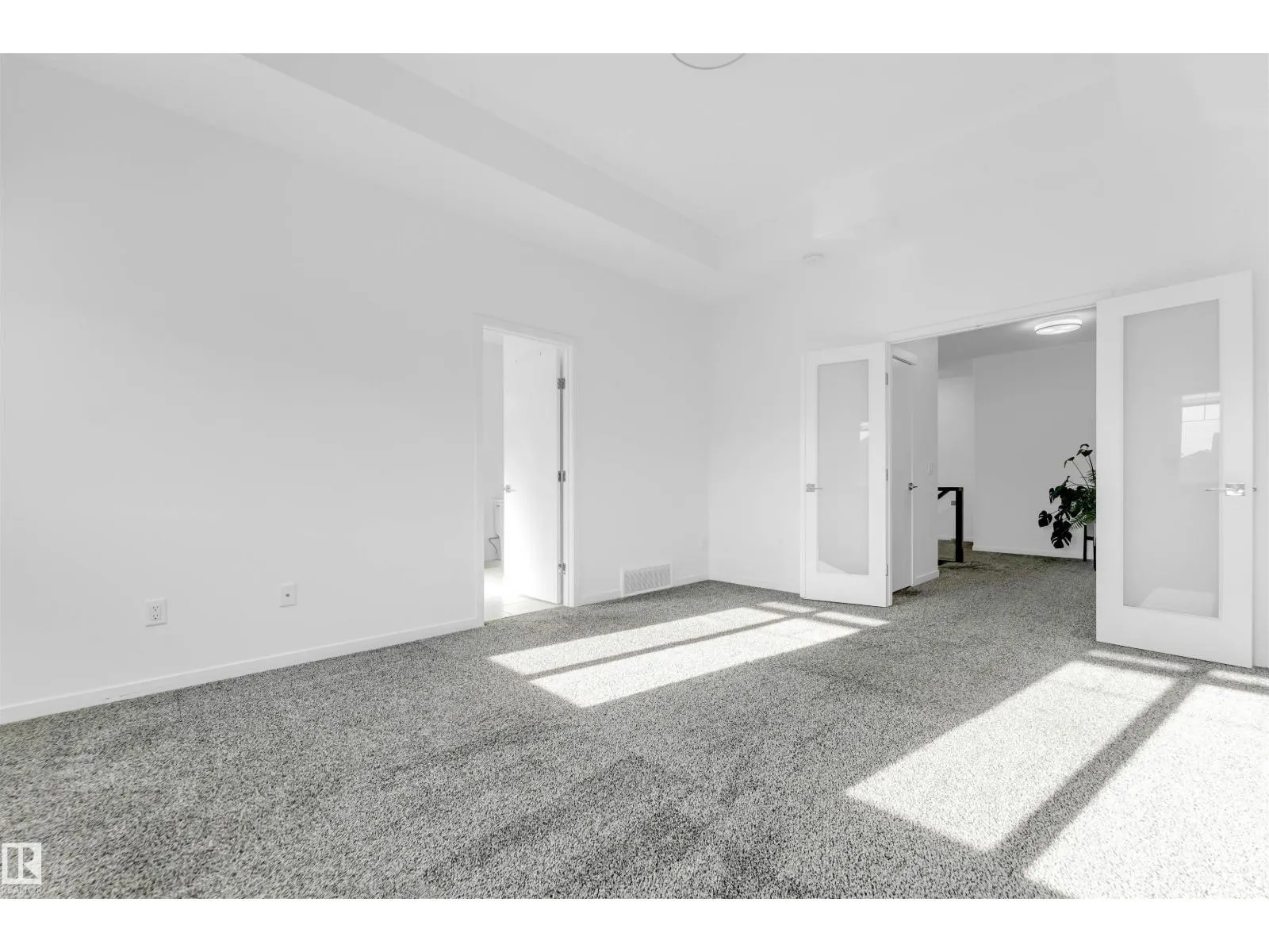 2512 13 AV NW