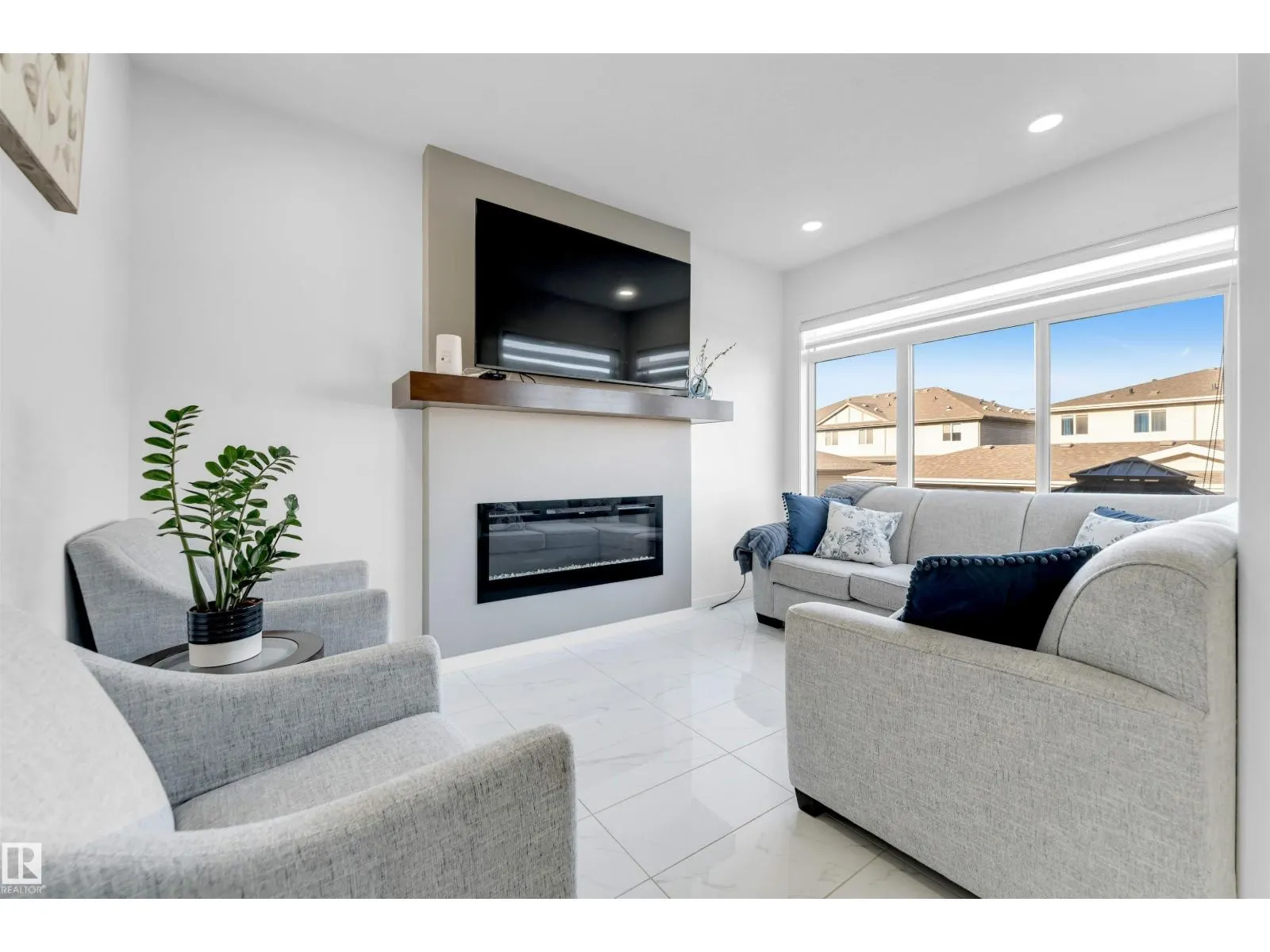 2512 13 AV NW