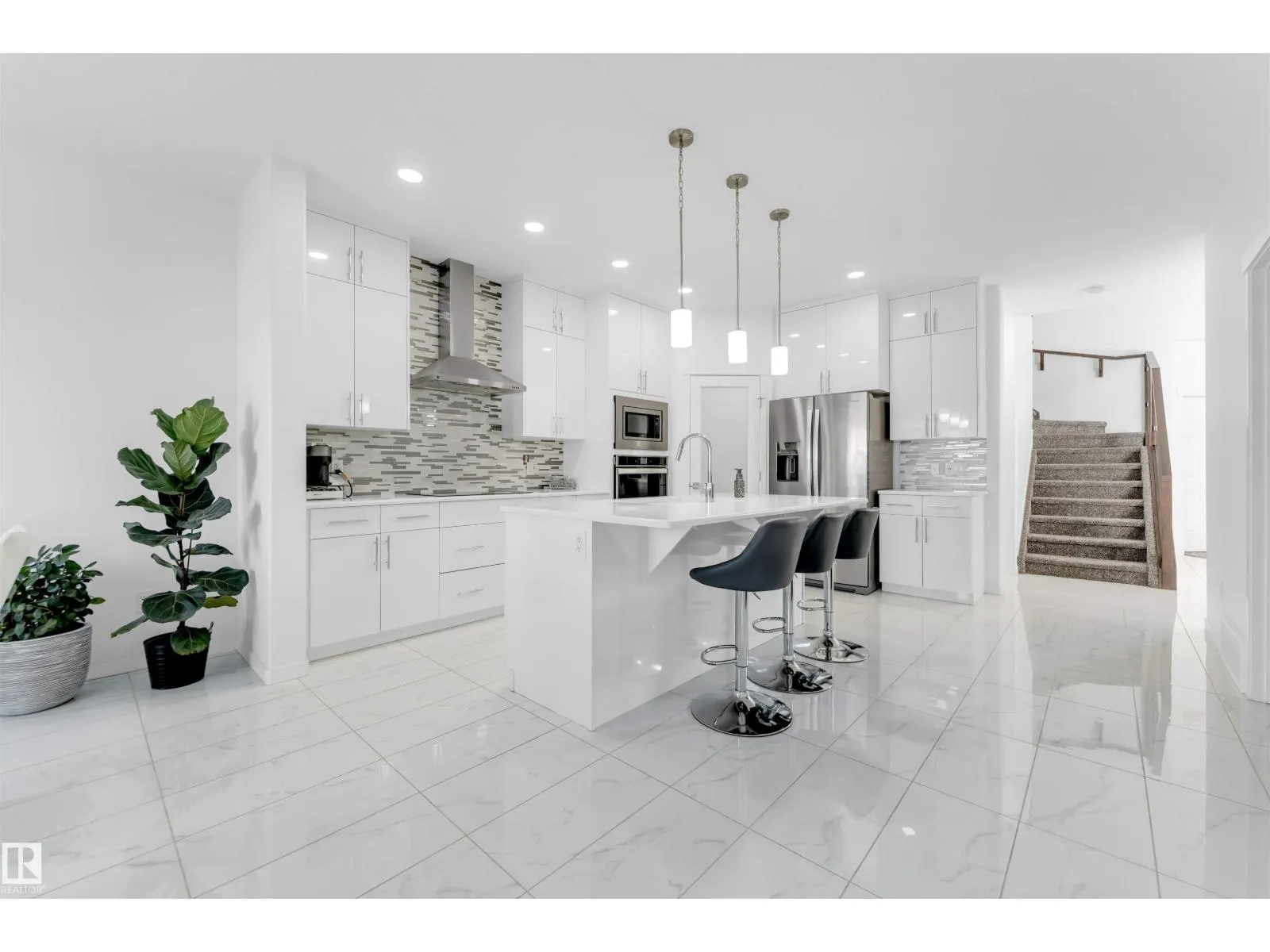 2512 13 AV NW