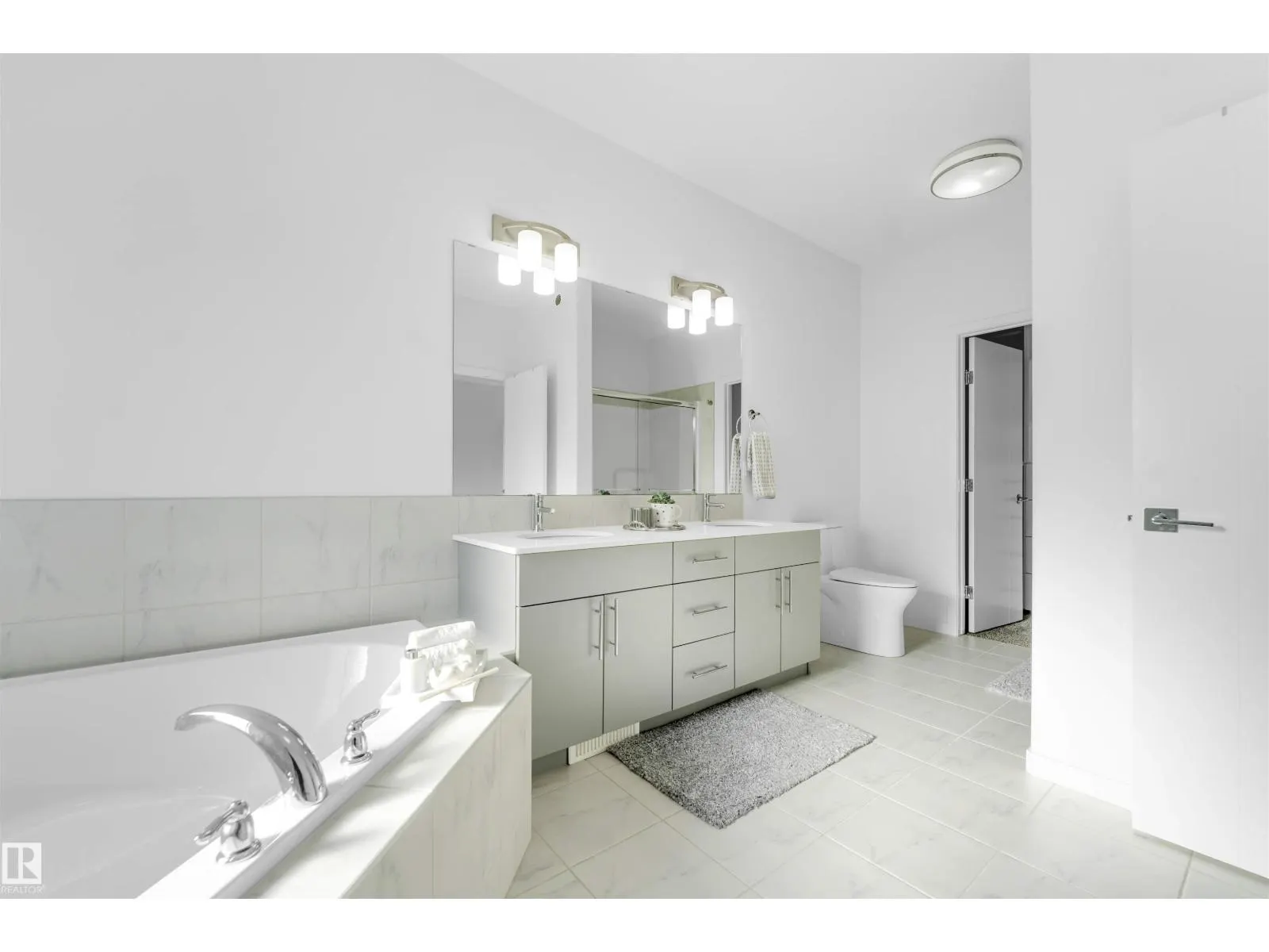 2512 13 AV NW