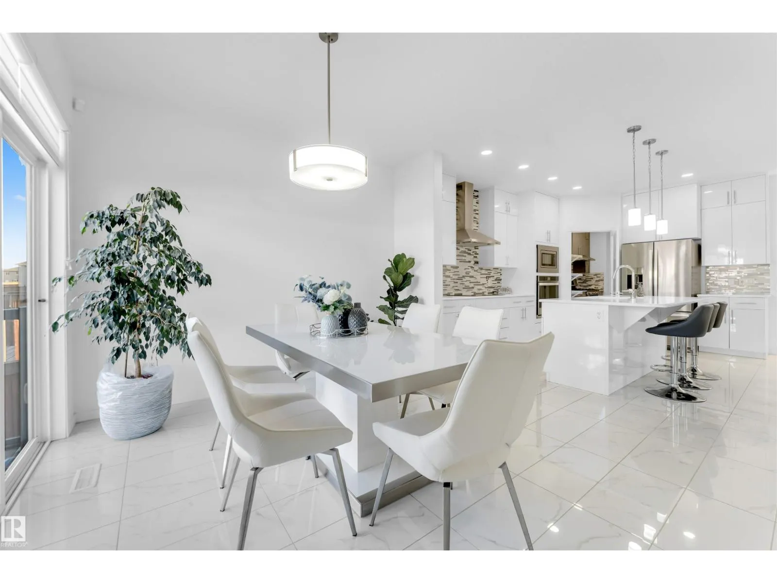 2512 13 AV NW