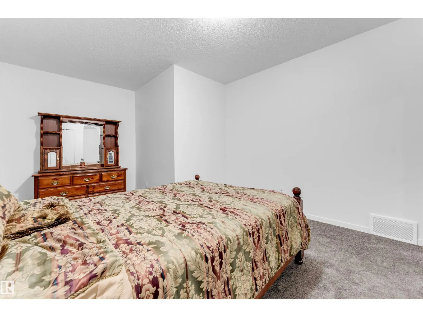 2512 13 AV NW