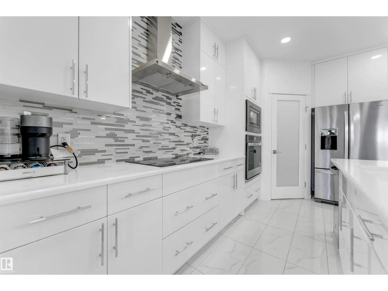 2512 13 AV NW