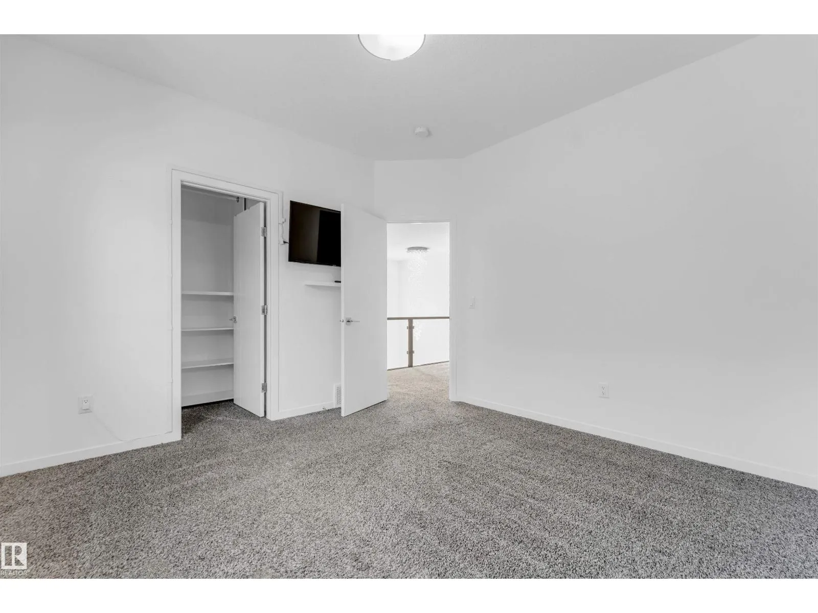 2512 13 AV NW