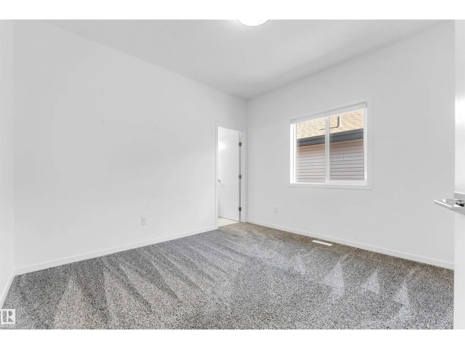 2512 13 AV NW