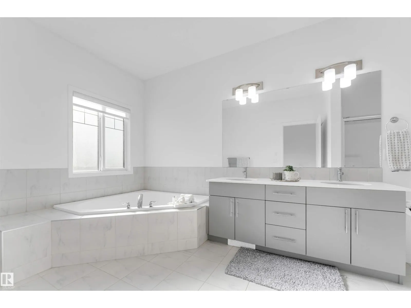2512 13 AV NW