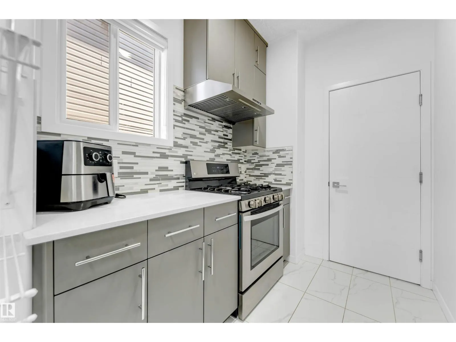 2512 13 AV NW