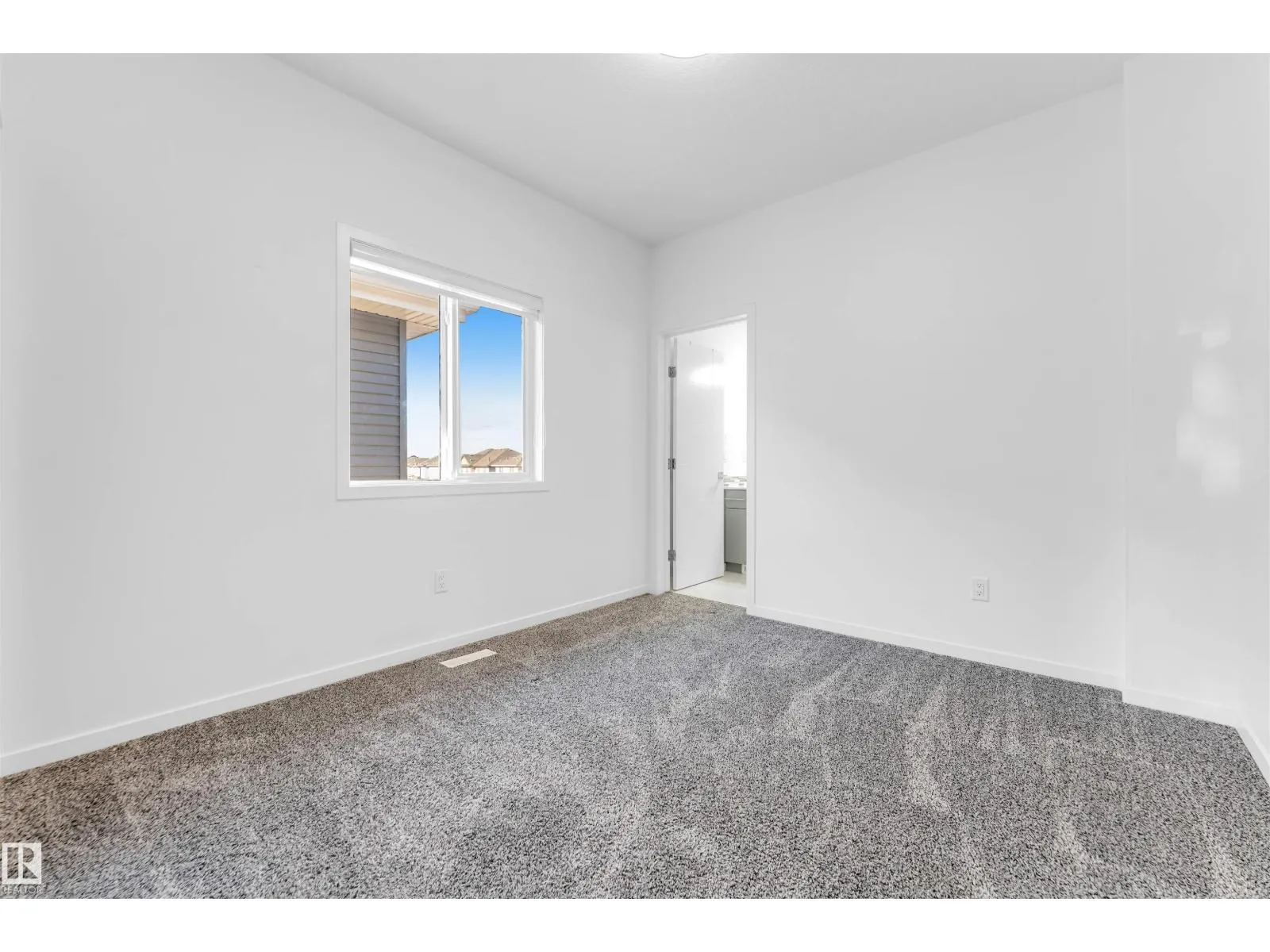 2512 13 AV NW