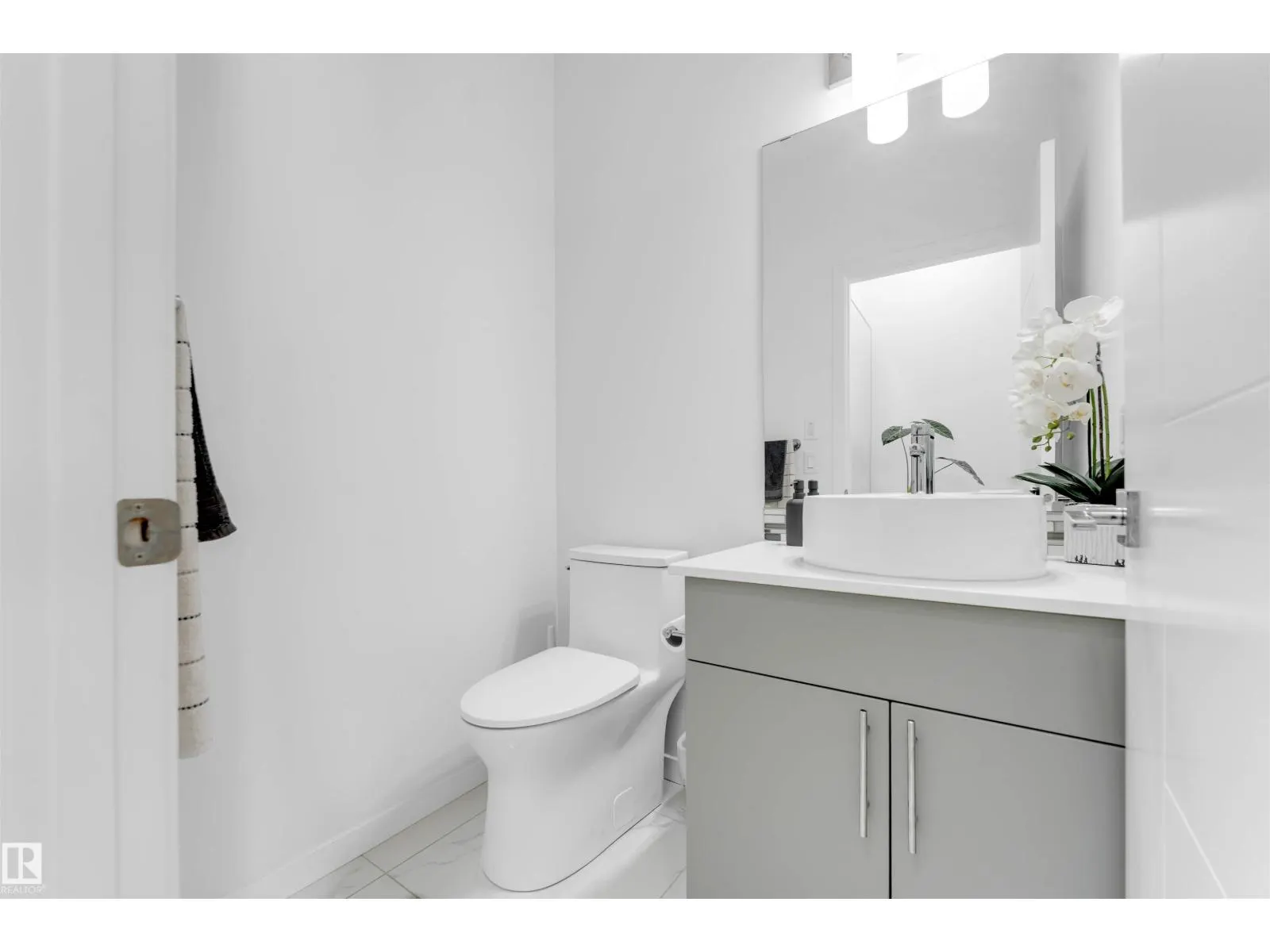 2512 13 AV NW