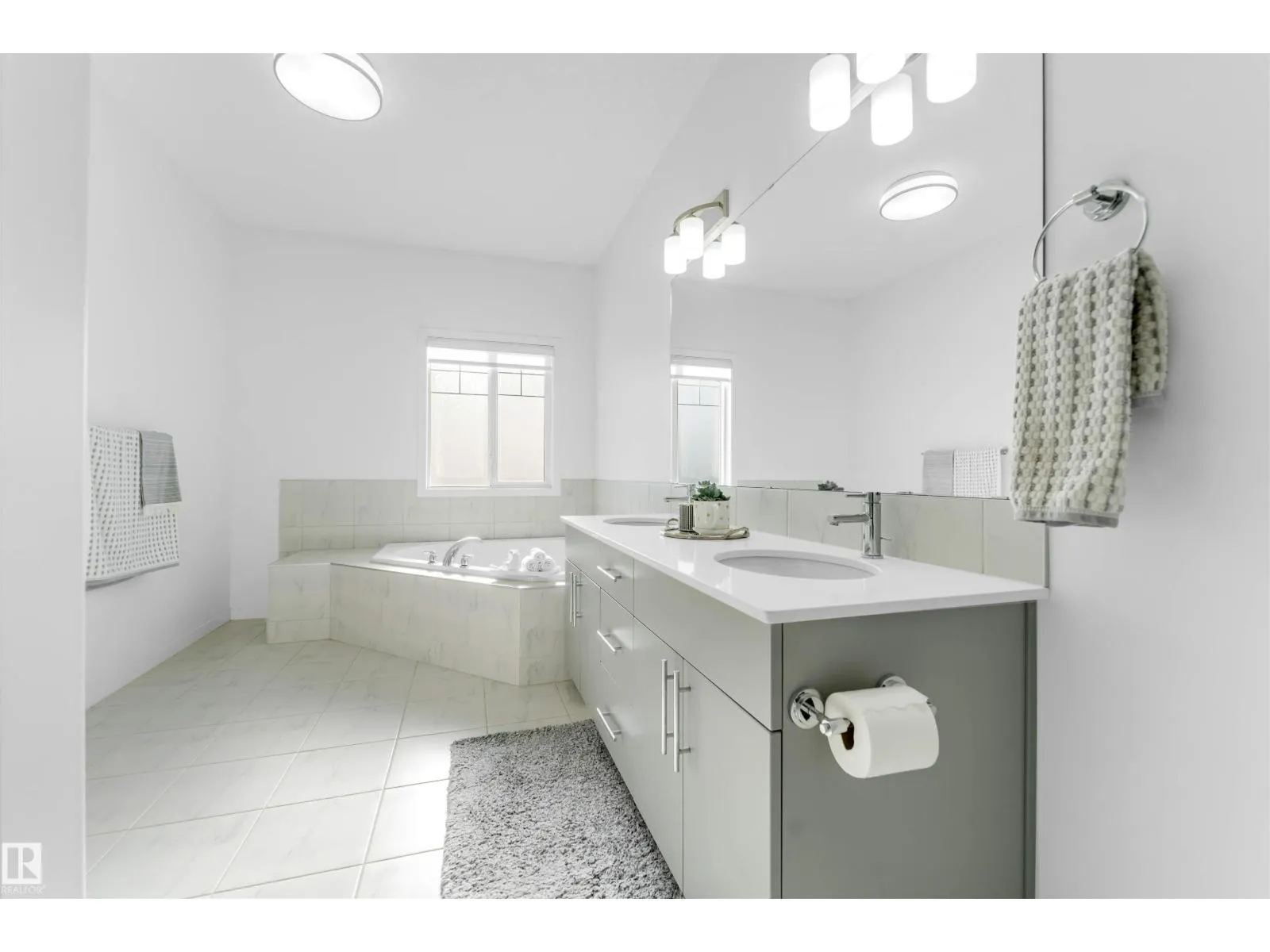 2512 13 AV NW