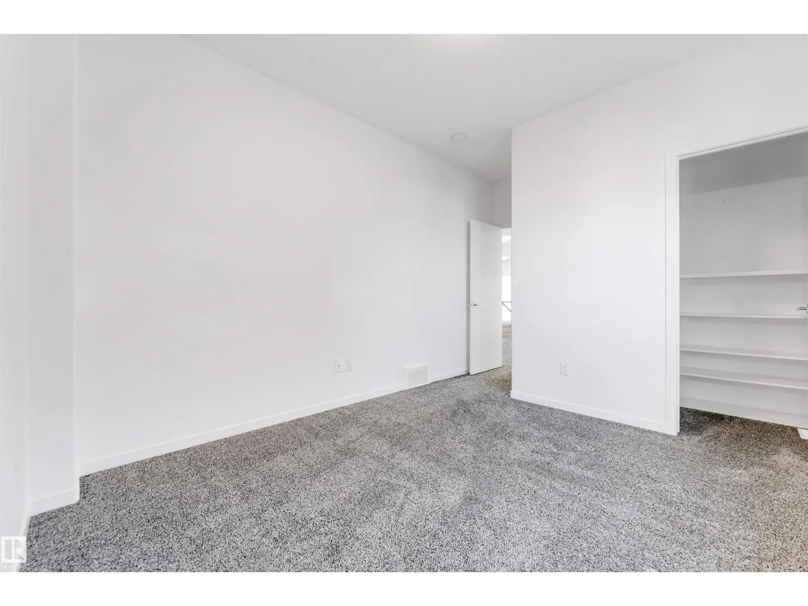 2512 13 AV NW