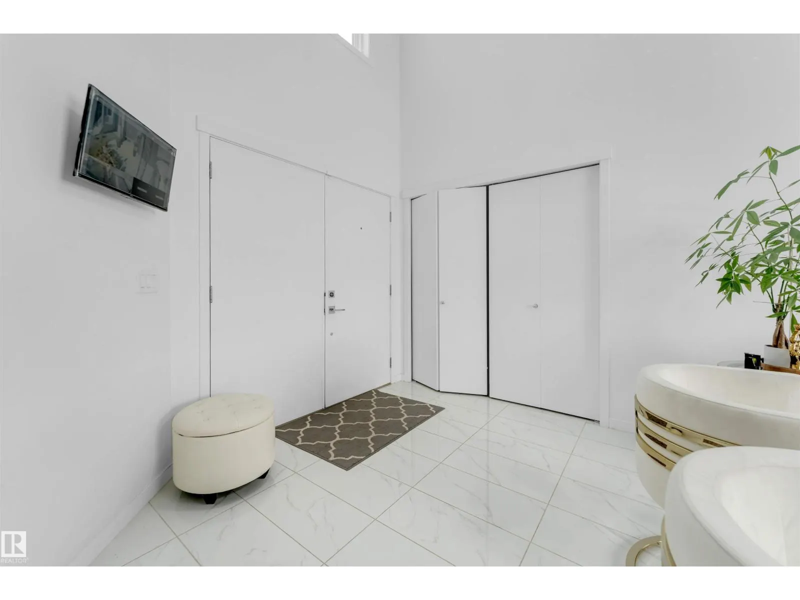 2512 13 AV NW