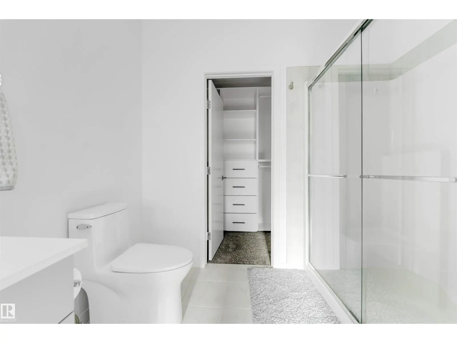 2512 13 AV NW