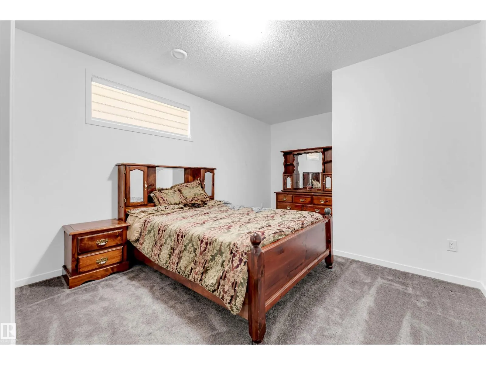 2512 13 AV NW