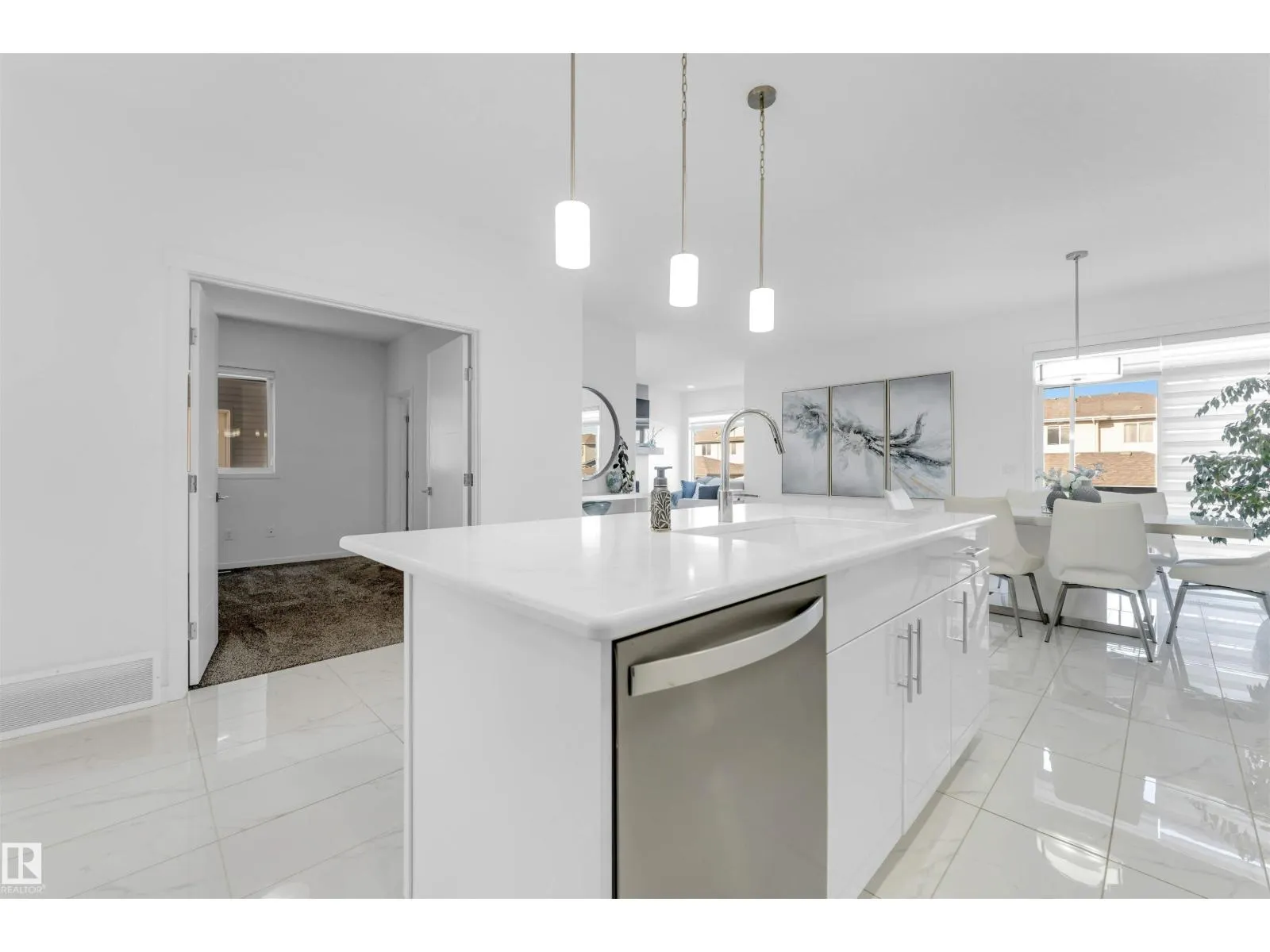 2512 13 AV NW