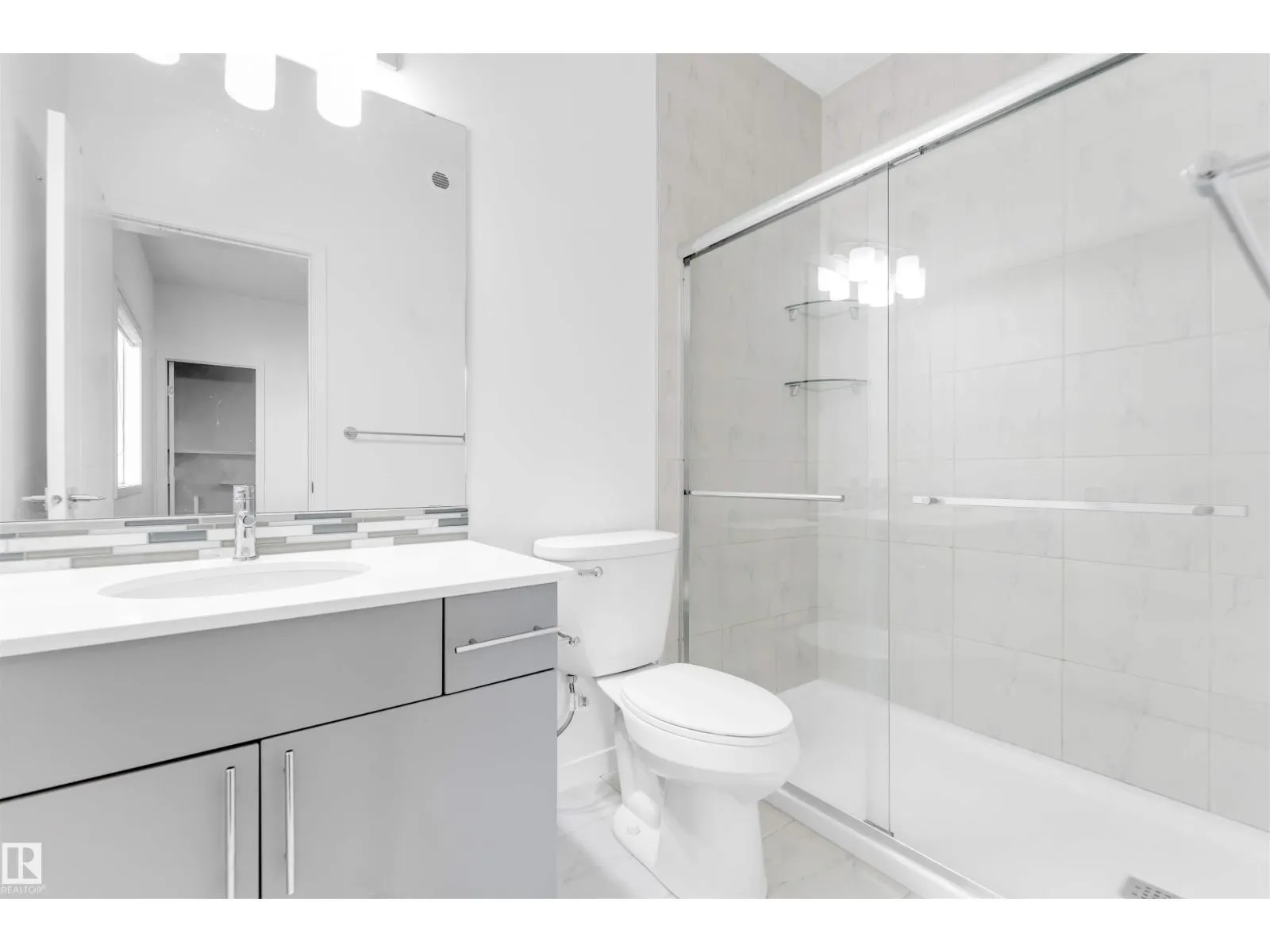 2512 13 AV NW