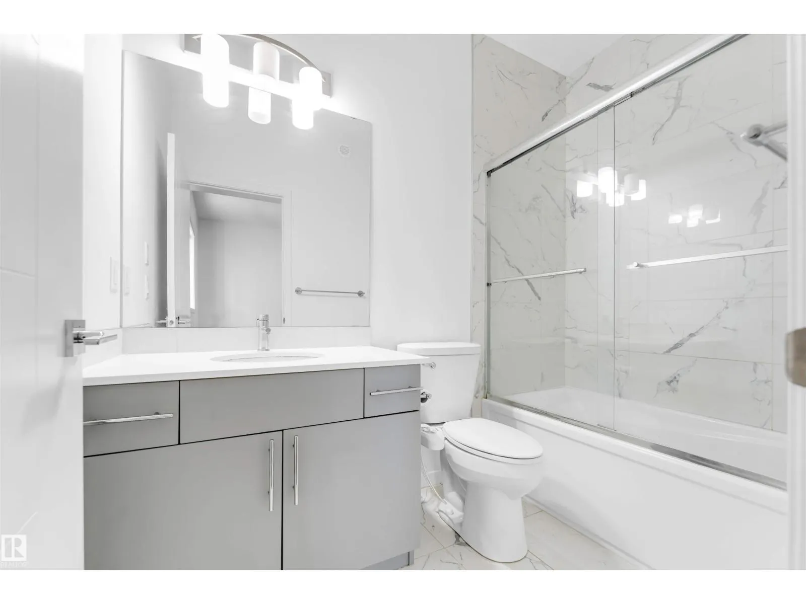 2512 13 AV NW