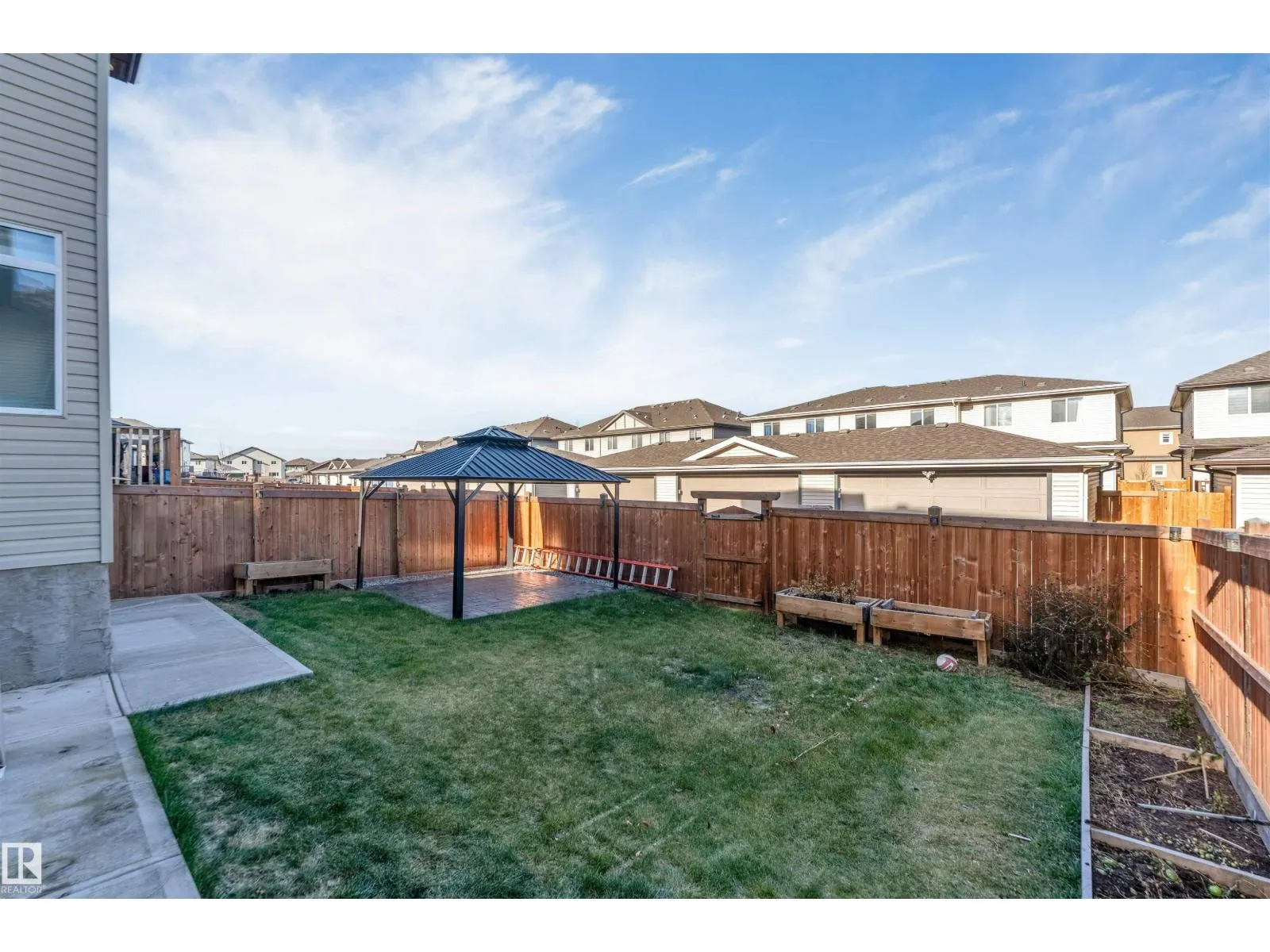 2512 13 AV NW