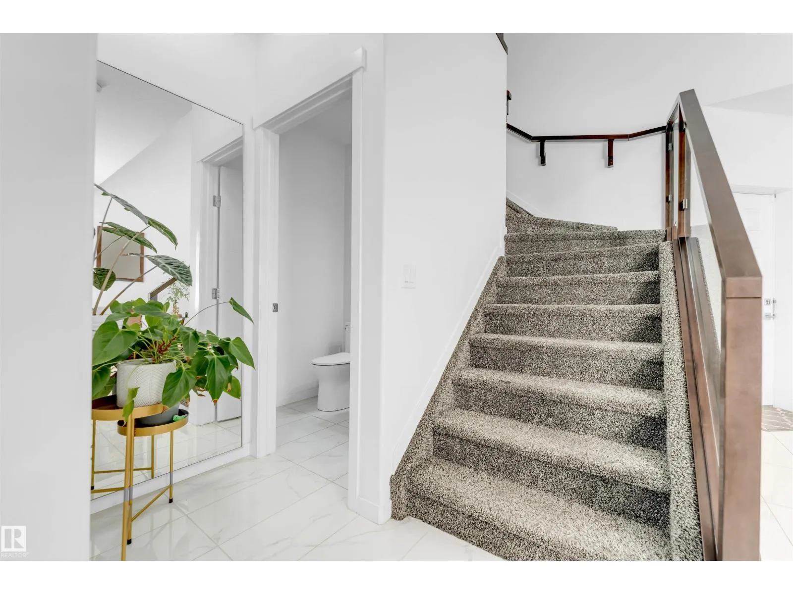 2512 13 AV NW