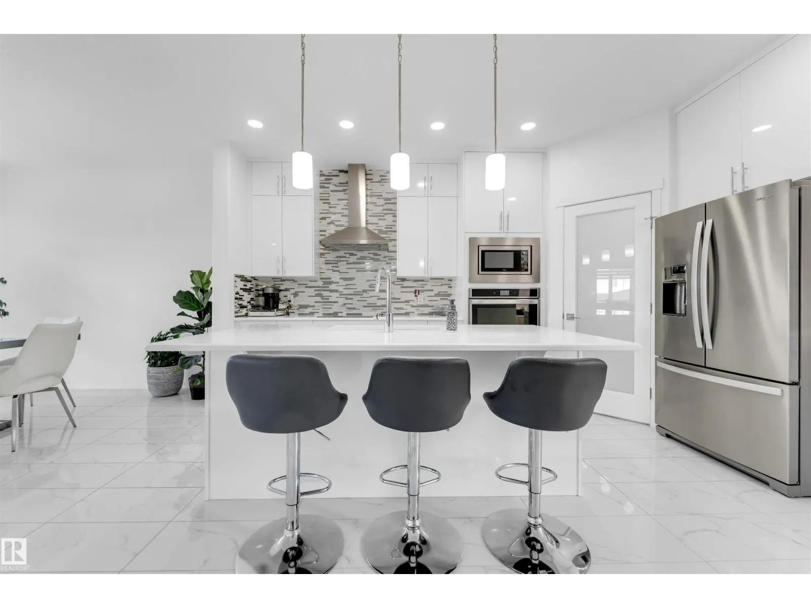 2512 13 AV NW