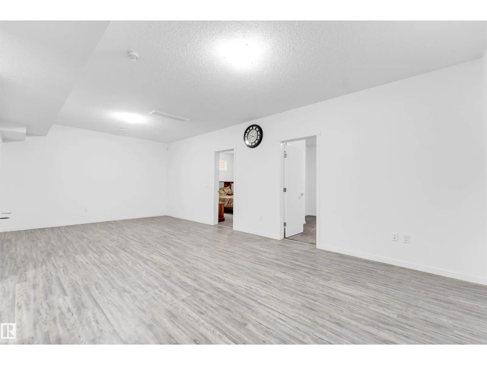 2512 13 AV NW