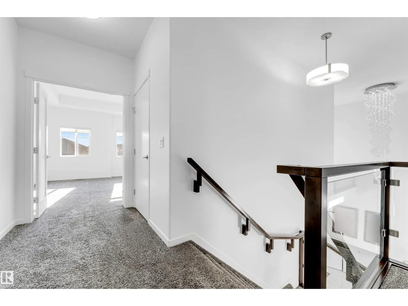 2512 13 AV NW
